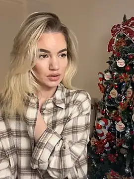 Snapshot of Heidi11 chatting on December 22, 2:38 pm Heidi11 online show from December 22, 2:38 pm
