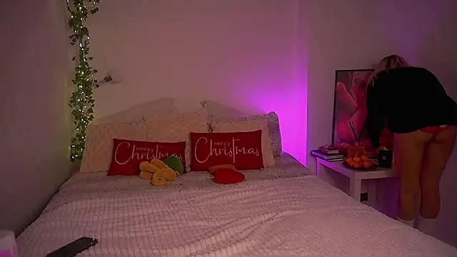 Snapshot of Heidi11 chatting on December 26, 1:29 am Heidi11 online show from December 26, 1:29 am