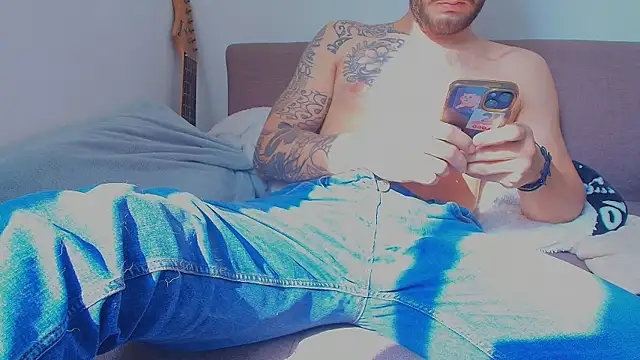 Snapshot of thomas_gun chatting on April 1, 2:03 pm thomas gun online show from April 1, 2:03 pm