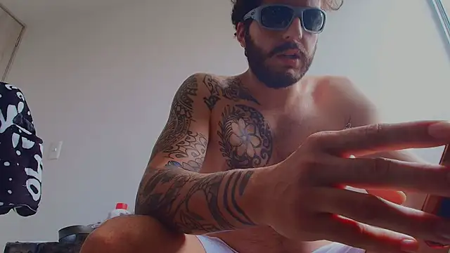 Snapshot of thomas_gun chatting on April 24, 3:58 pm thomas gun online show from April 24, 3:58 pm