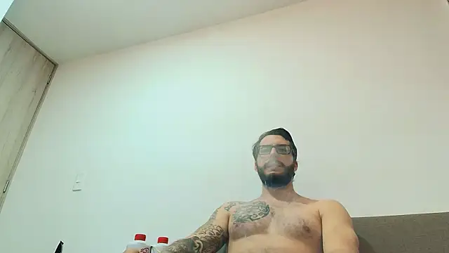 Snapshot of thomas_gun chatting on April 26, 3:37 am thomas gun online show from April 26, 3:37 am