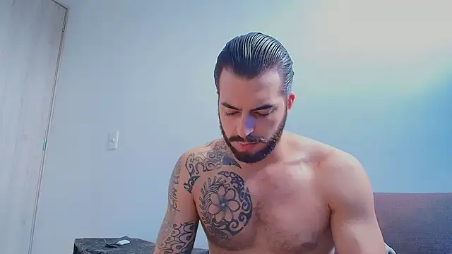 Snapshot of thomas_gun chatting on May 6, 2:11 pm thomas gun online show from May 6, 2:11 pm