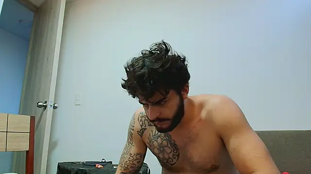 Snapshot of thomas_gun chatting on May 7, 10:59 pm thomas gun online show from May 7, 10:59 pm