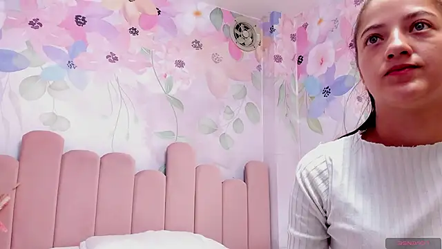 Snapshot of Annie_Cute18_ chatting on January 17, 4:06 am Annie Cute18 online show from January 17, 4:06 am