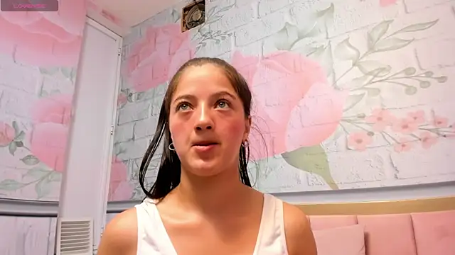 Snapshot of Annie_Cute18_ chatting on February 5, 4:06 am Annie Cute18 online show from February 5, 4:06 am