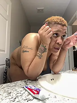 Snapshot of SexyHoneyRedd chatting on February 25, 11:30 am SexyHoneyRedd online show from February 25, 11:30 am