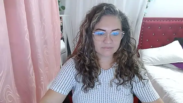 Snapshot of helenca43 chatting on October 30, 9:55 am helenca43 online show from October 30, 9:55 am