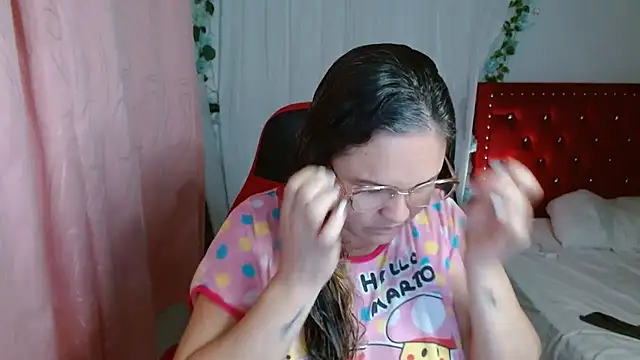 Snapshot of helenca43 chatting on November 4, 9:19 am helenca43 online show from November 4, 9:19 am