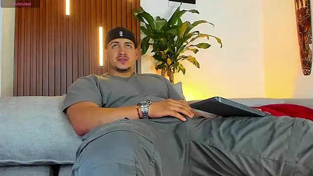 Snapshot of lucasanto_ chatting on November 4, 1:38 am lucasanto online show from November 4, 1:38 am