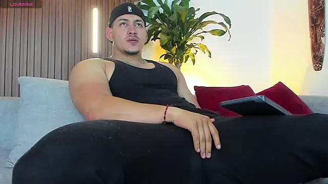 Snapshot of lucasanto_ chatting on December 18, 1:55 am lucasanto online show from December 18, 1:55 am