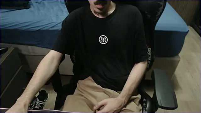 Snapshot of ViniBruv chatting on February 22, 2:45 am ViniBruv online show from February 22, 2:45 am