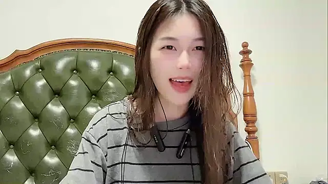 Snapshot of Sweet-Angel999 chatting on April 13, 4:45 pm Sweet-Angel999 online show from April 13, 4:45 pm