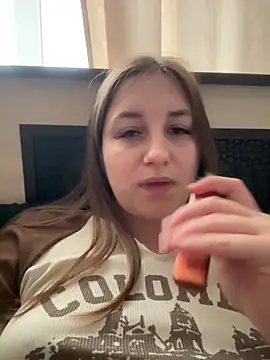 Strawberryyyyik online show from December 31, 6:37 am