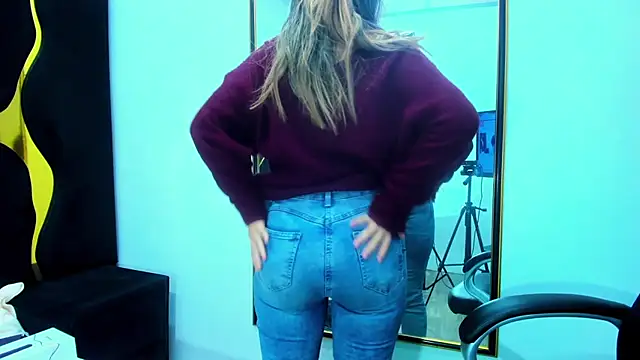 GiaRoussel online show from December 5, 4:36 pm