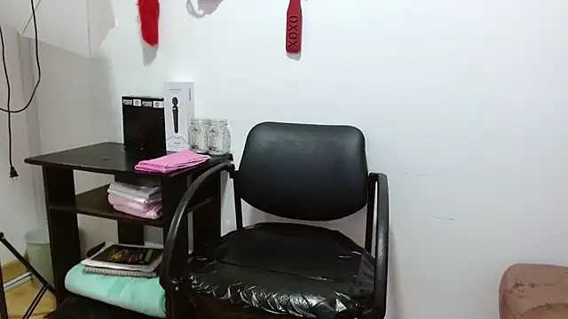 Snapshot of JessicaRabbit04 chatting on January 27, 1:05 am JessicaRabbit04 online show from January 27, 1:05 am