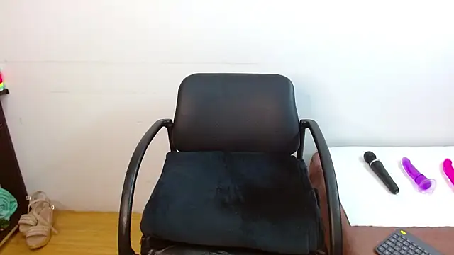 Snapshot of JessicaRabbit04 chatting on February 11, 3:08 am JessicaRabbit04 online show from February 11, 3:08 am