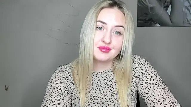 Snapshot of KennaJamess8 chatting on December 6, 6:17 pm KennaJamess8 online show from December 6, 6:17 pm