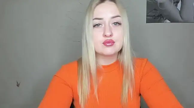 Snapshot of KennaJamess8 chatting on December 18, 3:44 pm KennaJamess8 online show from December 18, 3:44 pm