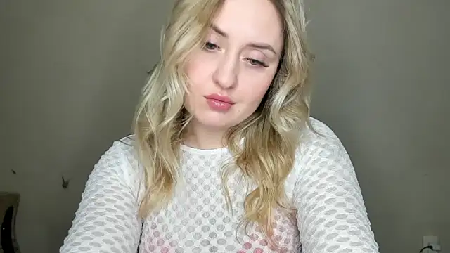 Snapshot of KennaJamess8 chatting on February 7, 8:31 pm KennaJamess8 online show from February 7, 8:31 pm