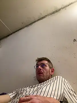 Snapshot of adrian90bi11 chatting on March 26, 5:18 pm adrian90bi11 online show from March 26, 5:18 pm