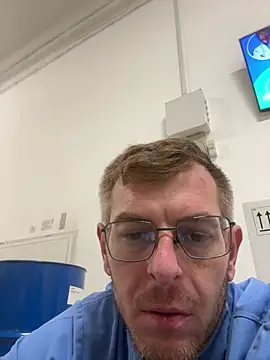 Snapshot of adrian90bi11 chatting on March 27, 5:24 am adrian90bi11 online show from March 27, 5:24 am