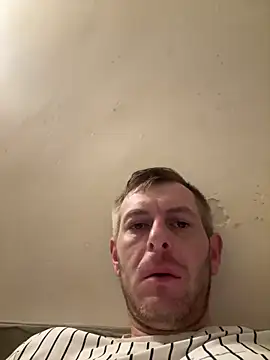 Snapshot of adrian90bi11 chatting on March 28, 6:13 am adrian90bi11 online show from March 28, 6:13 am