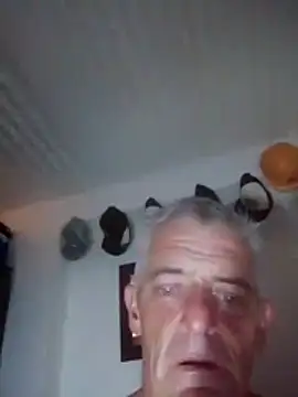 Snapshot of NICJOHNS chatting on February 21, 11:39 pm NICJOHNS online show from February 21, 11:39 pm