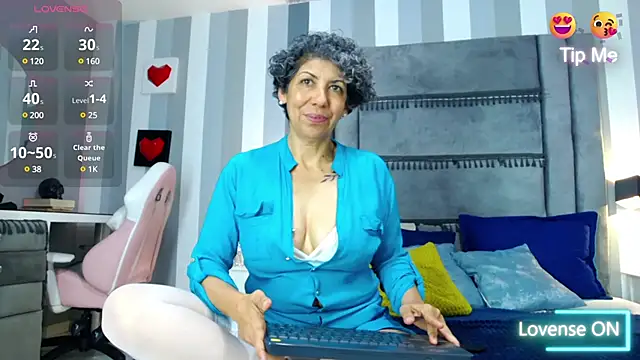 Julianewell online show from February 3, 3:49 pm