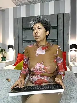 Julianewell online show from November 25, 12:49 pm