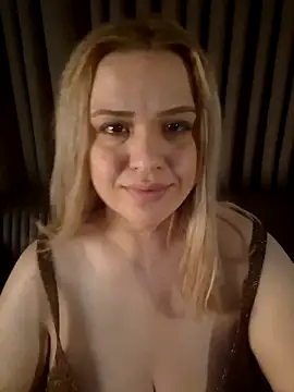 Snapshot of cansuozell chatting on April 27, 6:17 pm cansuozell online show from April 27, 6:17 pm
