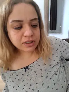 Snapshot of cansuozell chatting on May 1, 7:24 am cansuozell online show from May 1, 7:24 am