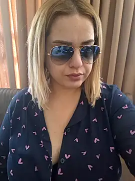 Snapshot of cansuozell chatting on June 2, 10:39 am cansuozell online show from June 2, 10:39 am