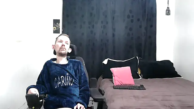 Snapshot of Sophia_and_Thomas chatting on December 21, 11:11 am Sophia and Thomas online show from December 21, 11:11 am