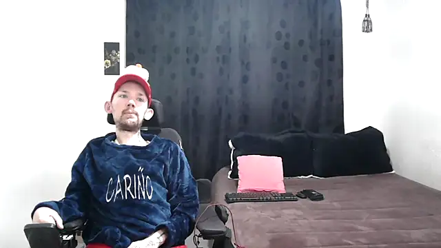 Snapshot of Sophia_and_Thomas chatting on December 22, 11:22 am Sophia and Thomas online show from December 22, 11:22 am