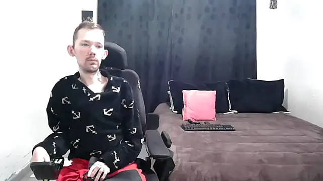 Snapshot of Sophia_and_Thomas chatting on February 14, 11:31 am Sophia and Thomas online show from February 14, 11:31 am