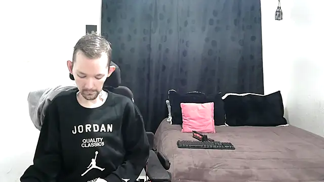 Snapshot of Sophia_and_Thomas chatting on February 21, 9:02 am Sophia and Thomas online show from February 21, 9:02 am