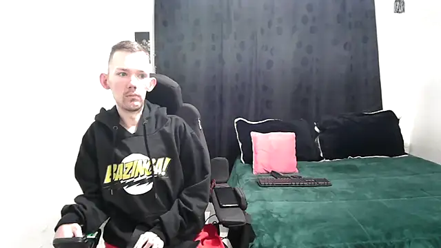 Snapshot of Sophia_and_Thomas chatting on March 6, 9:58 am Sophia and Thomas online show from March 6, 9:58 am