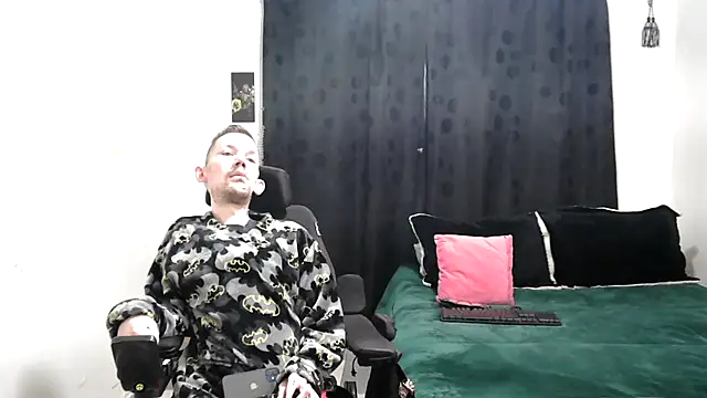 Snapshot of Sophia_and_Thomas chatting on March 9, 9:57 am Sophia and Thomas online show from March 9, 9:57 am