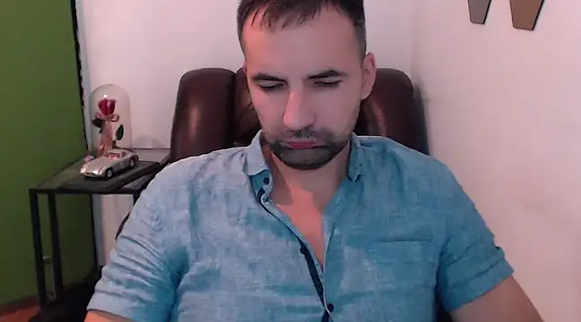 Snapshot of Leo_1617 chatting on December 3, 11:57 pm Leo 1617 online show from December 3, 11:57 pm