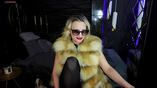 Snapshot of Queen_Anna_ chatting on December 14, 4:42 pm Queen Anna online show from December 14, 4:42 pm