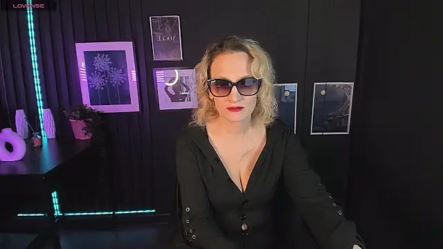 Snapshot of Queen_Anna_ chatting on December 15, 1:22 pm Queen Anna online show from December 15, 1:22 pm