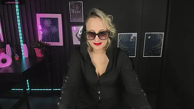 Snapshot of Queen_Anna_ chatting on December 22, 4:48 pm Queen Anna online show from December 22, 4:48 pm