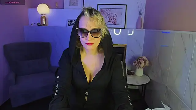 Snapshot of Queen_Anna_ chatting on January 23, 1:45 pm Queen Anna online show from January 23, 1:45 pm