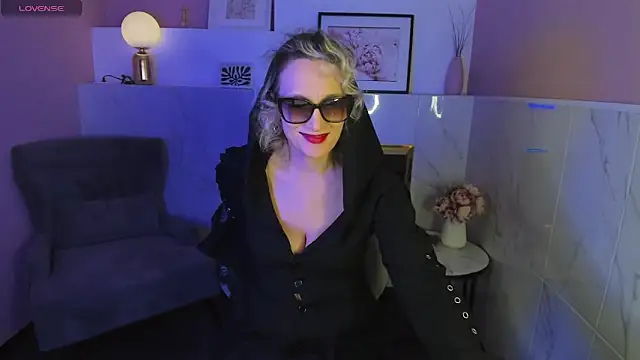 Snapshot of Queen_Anna_ chatting on January 23, 4:48 pm Queen Anna online show from January 23, 4:48 pm