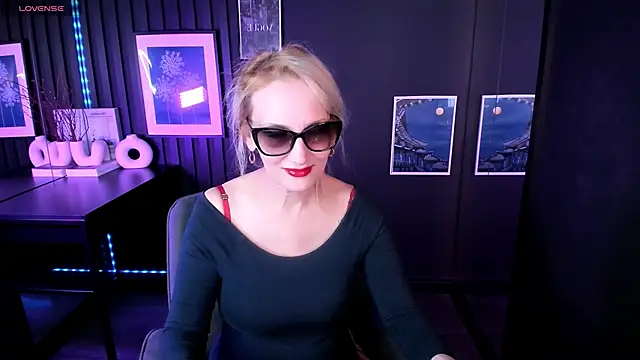 Snapshot of Queen_Anna_ chatting on May 7, 5:35 am Queen Anna online show from May 7, 5:35 am