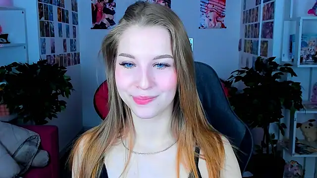 Snapshot of CuteMousee chatting on December 22, 8:38 am CuteMousee online show from December 22, 8:38 am