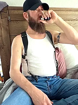 Snapshot of Icebearsticlese chatting on February 11, 9:53 pm Icebearsticlese online show from February 11, 9:53 pm