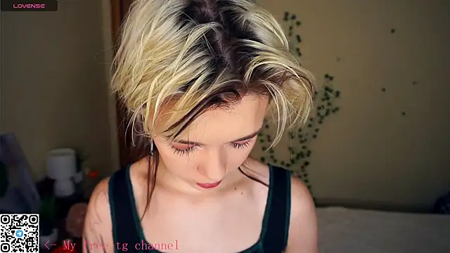 Snapshot of EngelAlman chatting on October 25, 6:21 am EngelAlman online show from October 25, 6:21 am