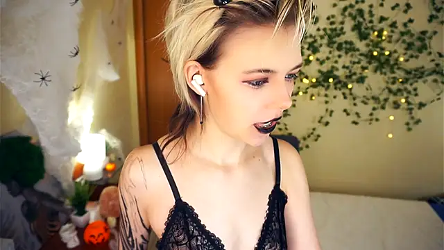 Snapshot of EngelAlman chatting on October 29, 6:26 am EngelAlman online show from October 29, 6:26 am