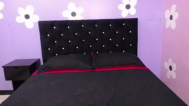 Snapshot of karolinee_66_ chatting on February 26, 3:49 am karolinee 66 online show from February 26, 3:49 am